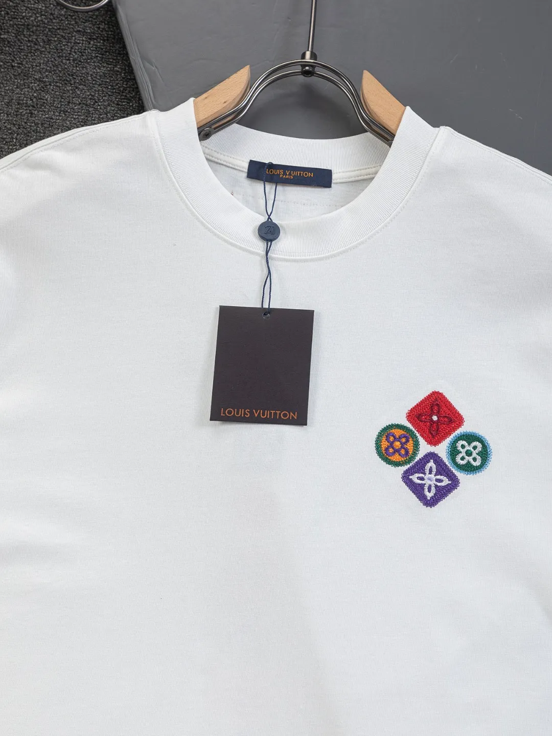 🅿️190 Louis Vuitton 1V LV lv micro-wide version S-XL LV 26ss new products are available at the counter simultaneously. Multiple craftsmanship. Colorful 🍀four-leaf clover🪡embroidery on the chest. Straight color four-leaf clover🍀🪡embroidered logo on the back. Round neck short-sleeved T-shirt, same style for men and women! Consigned to one-to-one creation. Synchronized with the official website, pure cotton fabrics at the counter! It is close to the skin and comfortable, durable and easy to wear. It has a classic and simple logo design and meticulous original craftsmanship. Short-sleeves, a must-have item for men, do not appear to be the same for the general public, but must be unique and eye-catching. This LV short-sleeve is all about quality, comfort, the same shape and fashion as always, including fabrics and cutting techniques. All of them have been made with great effort! 320 grams of washed pure cotton fabric, pure cotton is breathable, very refreshing and comfortable for daily wear. The rib knitting on the neckline is smooth and tight, and the neckline will not be skewed if you toss it at will. The loose version, you will find that it looks really good on the upper body. The overall is minimalist and neat, super versatile for daily use! Pair it casually with a pair of pants for a youthful look. A T-shirt will make your outfit crazy. It is a fashionable item that can never go wrong! Color: Black White Size: S-XL Size chart: S: Shoulder width 50-Bust 56-Length 70 M: Shoulder width 52-Bust 57-Length 72 L: Shoulder width 54-Bust 59-Length 74 XL: Shoulder width 56-Bust 62-Length 76